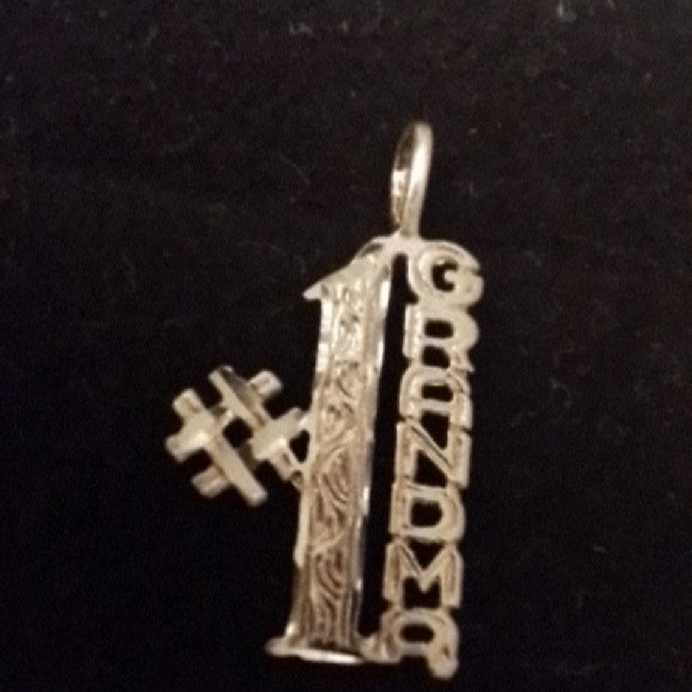 Elegant 14k Gold Grandma Pendant Necklace - Picture 3 of 4